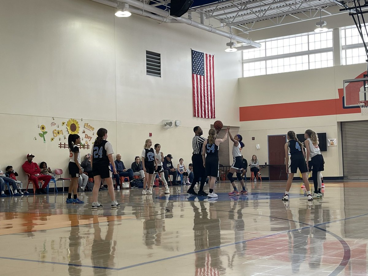 OfficialHDHoops's tweet photo. @OfficialHDHoops 11U Girls defeated Louisville Jags Black 41-29, playing up 12U Girls! Let’s go ladies! 2-0 on the weekend. #TheHoopDreamsExperience https://t.co/TzYZzwHLSw
