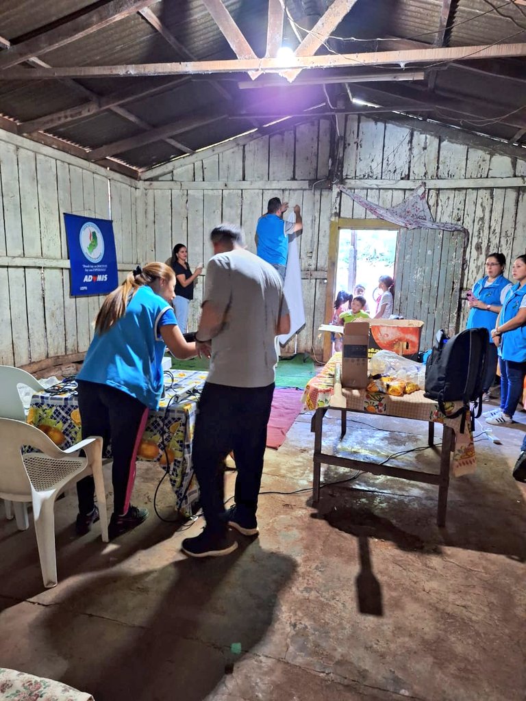 En el Comedor "Buenos Vecinos" de la Chacra 156, tarde de entretenimiento para la gurisada y compartiendo Chocolate con Facturas.
¡Como siempre AD❤MIS!
#EsConSole <a href="/SoledadBalan/">Sole Balán</a> 
<a href="/cjdechat/">Christian Dechat</a> 
<a href="/grillo141/">Ruben Dario</a> 
<a href="/ADOMIS_Misiones/">ADOMIS_Misiones</a> 
<a href="/chekielon/">Ezequiel Barroso</a> 
<a href="/Pam_Rehbein/">Pâmela Alejandra</a> 
<a href="/apariciocarola/">Carola Aparicio</a> 
<a href="/levy_fabiana/">Fabiana Levy</a>