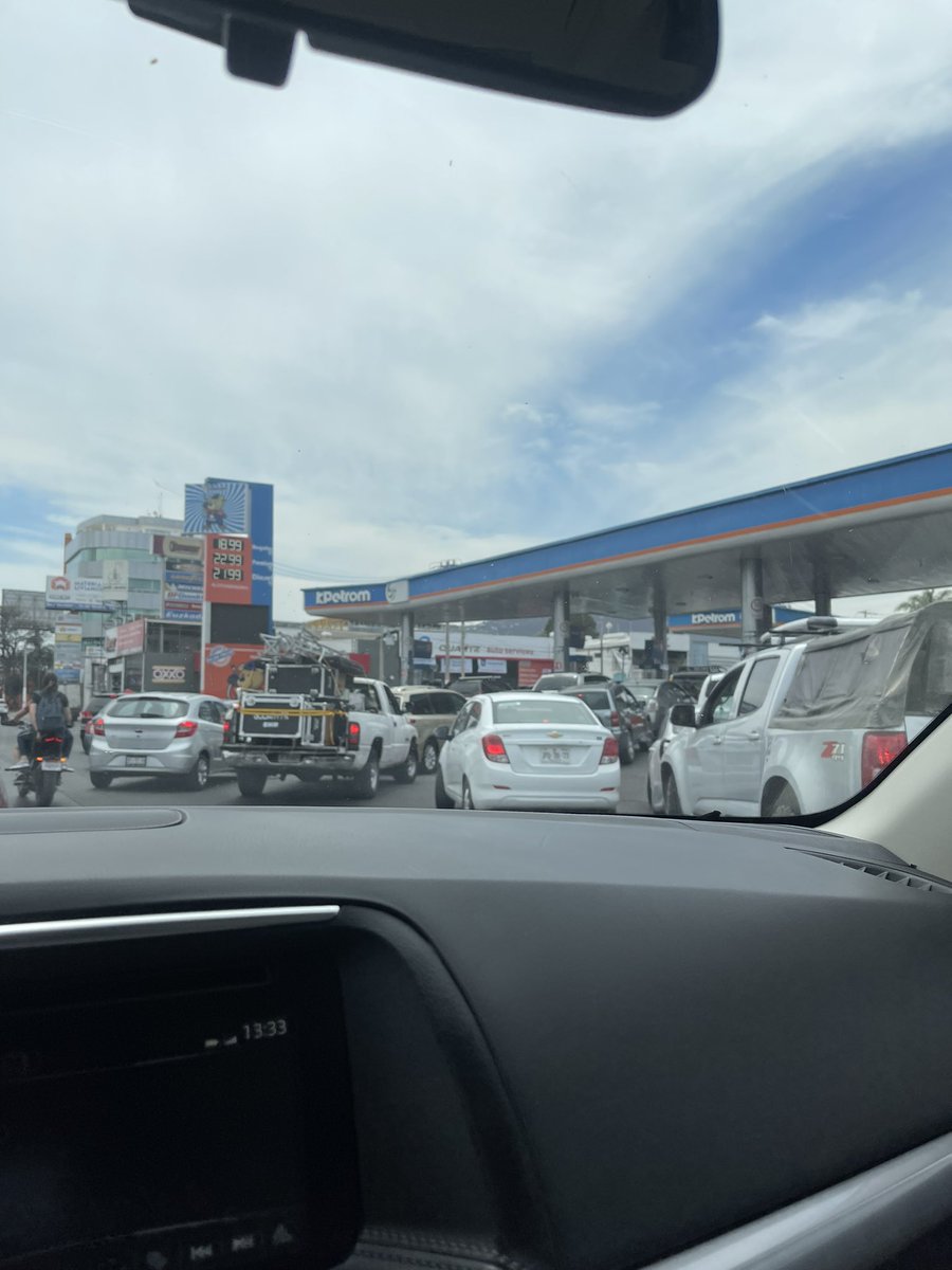 sofiaaguilarot's tweet photo. Fila en Gasolina en López Mateos Sue, tapando 2 carriles de una de las avenidas principales, es una locuraaaaa el tráfico por esto !! @Trafico_ZMG @EnriqueAlfaroR @JuanJoseFrangie @PabloLemusN https://t.co/NBmxQP3fb4