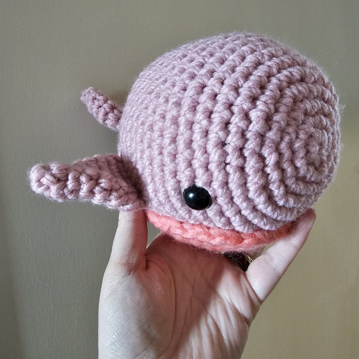 BookishMadHattr's tweet photo. On an amigurumi kick lately
#crochet #crocheter #crocheteroftwitter #crochetersgonnacrochet #crochetlife #yarnlife #handmade #handmadeisbest #handmadeinlabrador #offmyhook #amigurumi #crochettoy #crochetwhale #makerlife #makersgonnamake #bernatsofteechunky #yarnspirations https://t.co/EqUf5YpVdo