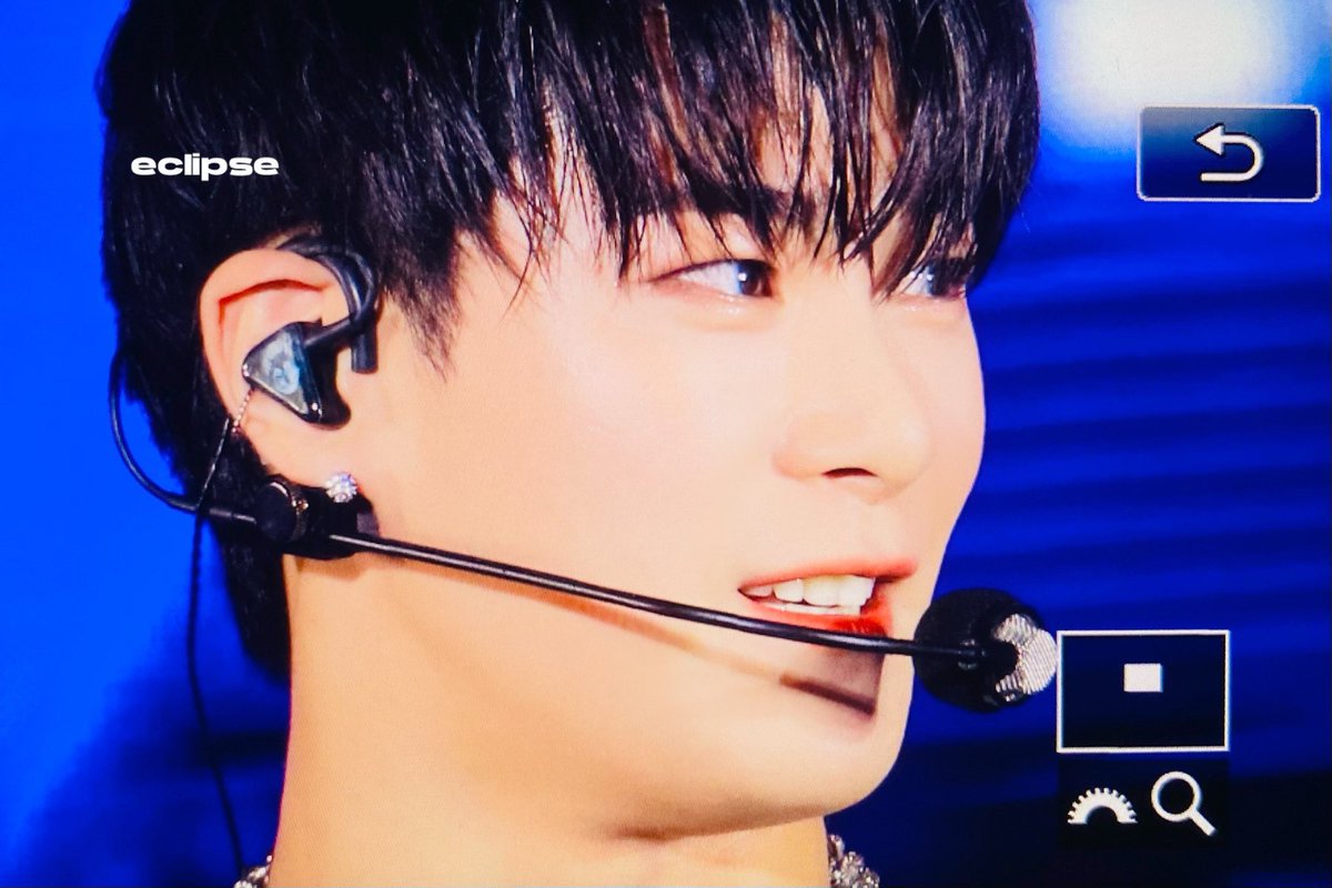 aroharoxy's tweet photo. moonbin mentioned he would like to be a wolf when he’s reborn because he thinks they’re charming and cool. he said “there's a drawing of a wolf on one side of my in-ear. when a male wolf gets married, they only look at one female for life, I think that kind of mindset is cool” https://t.co/CtRGMXtTLj
