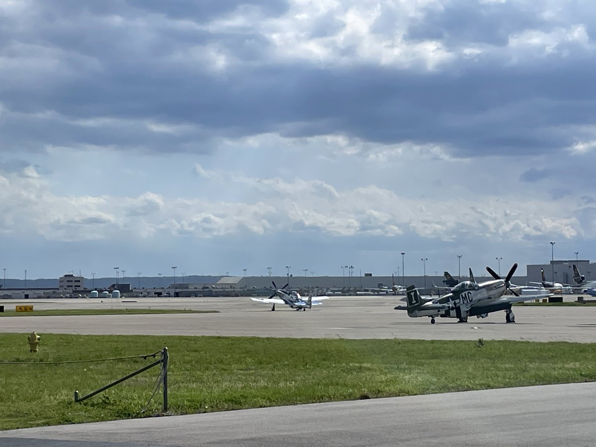RyanHokeWAVE3's tweet photo. P-51 Mustang is taxiing to runway 29 here at SDF! #WAVEThunder https://t.co/7oWhxkH1Wb