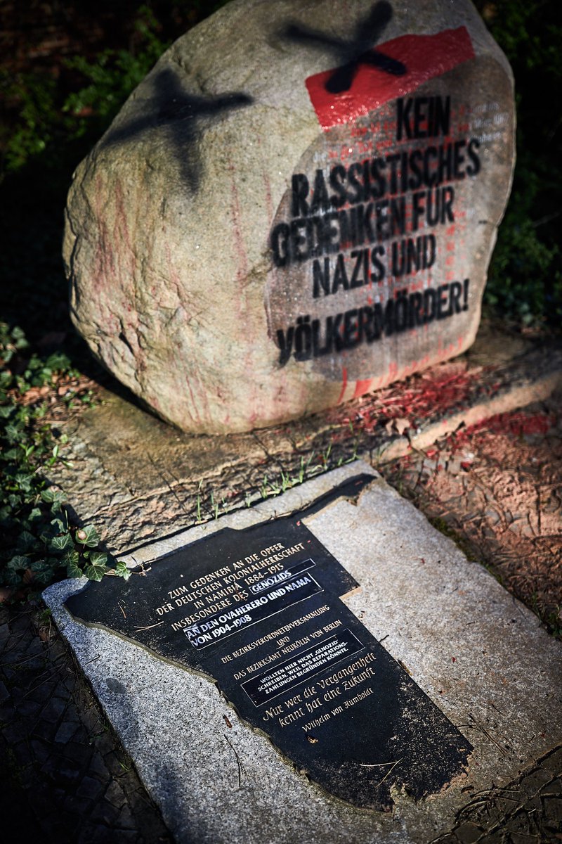 bildwerkrostock's tweet photo. Am Vorabend des Jahrestages zum ersten Genozid des 20. Jahrhunderts an den Herero un Nama ist in Berlin der von der Stadt zu diesem Zwecke vorgesehene Gedenkstein verändert worden.
Auf indy gibt es einen langen text dazu,
den ich euch im folgenden dokumentieren möchte
#b2204 https://t.co/eBiouC2OVd