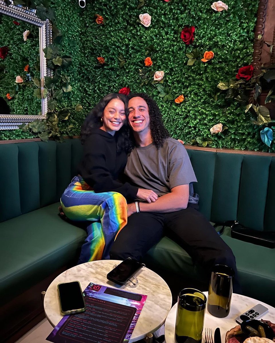 TeamHudgensNYC's tweet photo. “🌸🌳Happy✨earth✨dayyyy loves🌎💚” @VanessaHudgens https://t.co/yJoxKaIluL