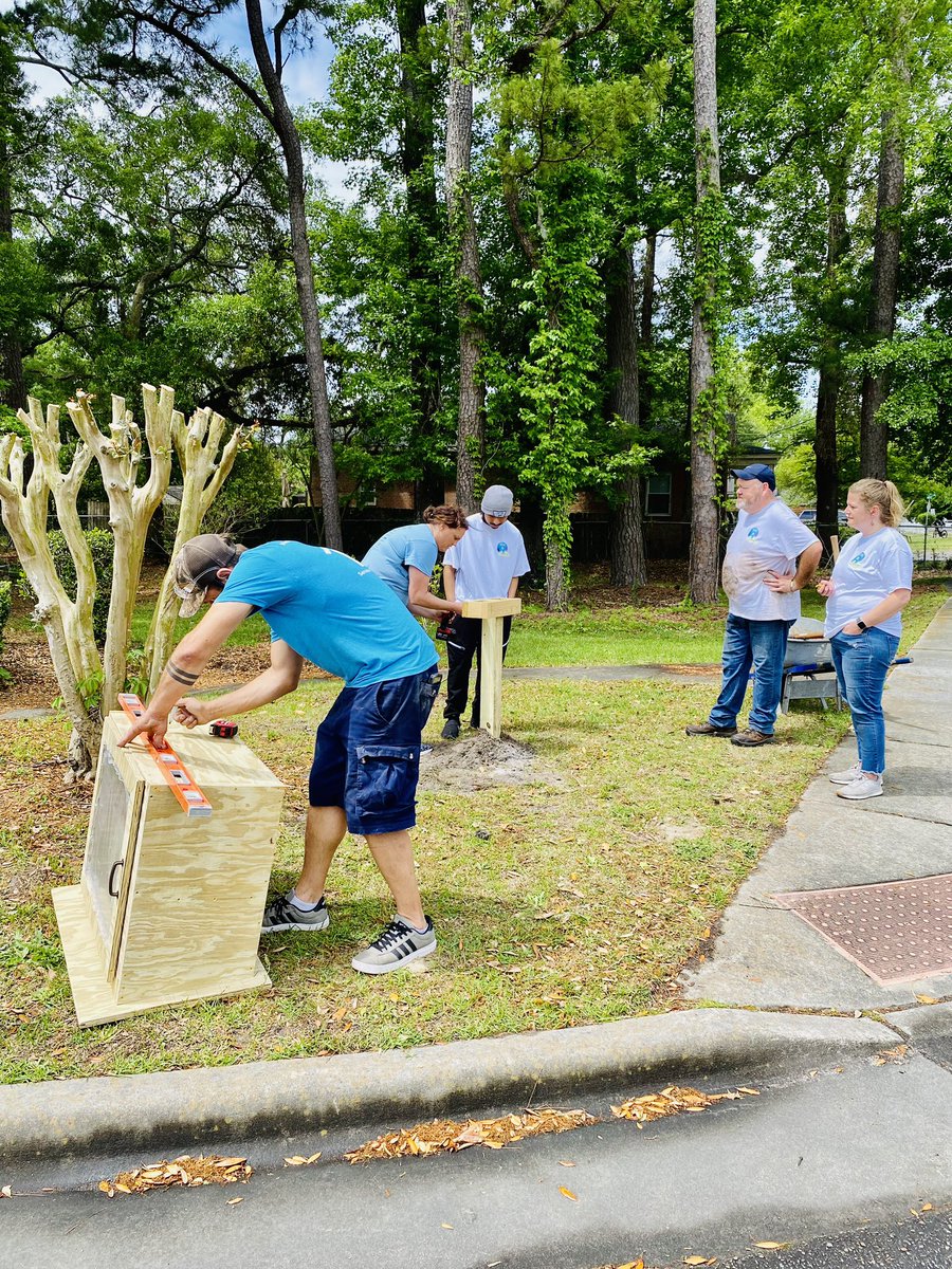 Thank you students, staff &amp; community members for making our campus even more beautiful! Work on Wilmington was a great success🪴📚
#IAmAMosleyScholar