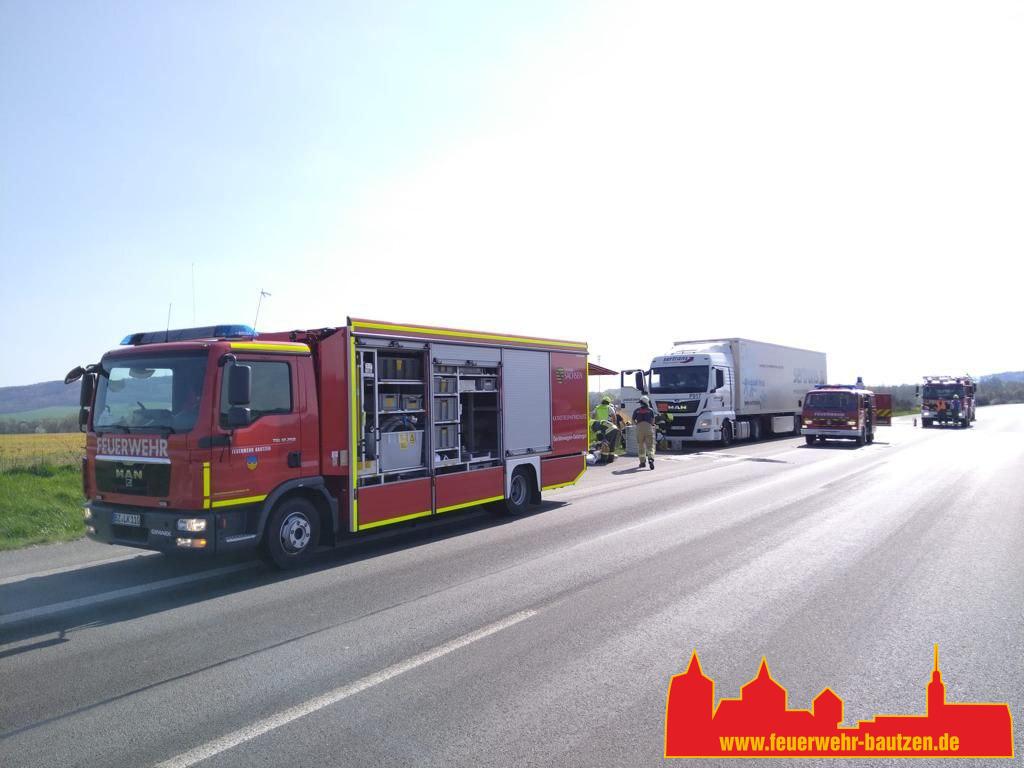 ➕ defekter LKW-Tank ➕
22.04.2023, 14.11 Uhr
ABC1 massiver Dieselaustritt 
A4 Dresden - Görlitz

Die Leckage am Kraftstofftank konnte mit den Einsatzmitteln vom GWG abgedichtet werden konnte. 

Alarmierte Kräfte:
FF Bautzen-Mitte 
FF Burkau
FF Uhyst
u.w.
#imEinsatzfuerBautzen