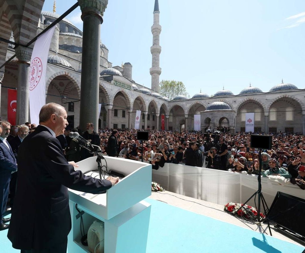 hdpdemirtas's tweet photo. Camide seçim mitingi yapıyor. Konuşmasının yarısı yalan, geri kalanı da iftira, hakaret ve kışkırtma. Oy için ne din bıraktı ne iman.

Bu karanlık zihniyetin, geleceğimizi kabus gibi karartmasına izin vermeyin. #YeşilSolParti https://t.co/Uowlk8YJca