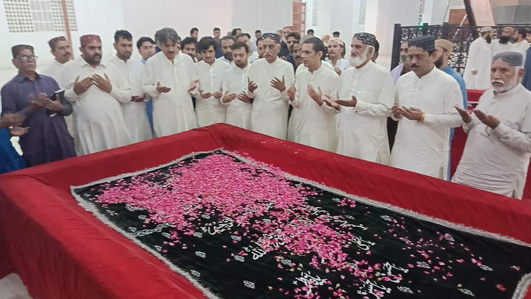 MushtaqDaudpot1's tweet photo. پاکستان پیپلز پارٹی کہ مرکزی رہنما وفاقی وزیر برائے آبی وسائل سید خورشید احمد شاہ کا گڑھی خدا بخش آمد اس موقعہ پر  ایم این اے نعمان اسلام شیخ  سید اویس قادر شاہ اMPA سٹی سید فرخ احمد شاہ  سید زیرک احمد شاہ  سابقہ ڈپٹی میئر طارق چوہان نے شھیدو کی مزاروں پر حاضری دی اور پھول چڑھائے https://t.co/MfX2iVz5zU