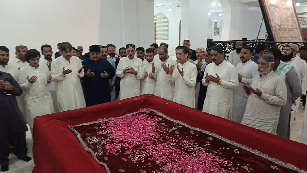 MushtaqDaudpot1's tweet photo. پاکستان پیپلز پارٹی کہ مرکزی رہنما وفاقی وزیر برائے آبی وسائل سید خورشید احمد شاہ کا گڑھی خدا بخش آمد اس موقعہ پر  ایم این اے نعمان اسلام شیخ  سید اویس قادر شاہ اMPA سٹی سید فرخ احمد شاہ  سید زیرک احمد شاہ  سابقہ ڈپٹی میئر طارق چوہان نے شھیدو کی مزاروں پر حاضری دی اور پھول چڑھائے https://t.co/MfX2iVz5zU