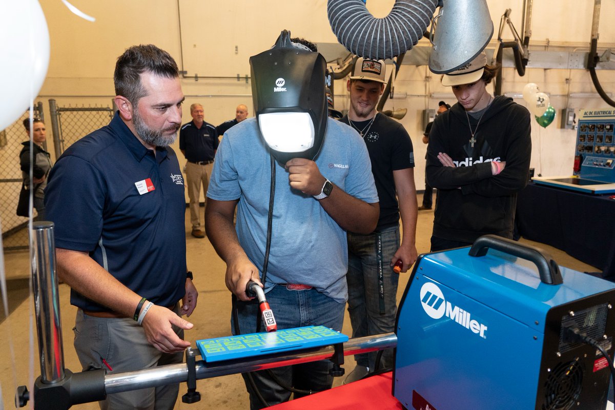 TheMfgInstitute's tweet photo. If you are a:
👩👧Student or parent
⚙️Large or small manufacturer
🍎Educator
Sign up for an overview session today to find out how FAME USA can help you achieve your educational, workforce, and career goals: https://t.co/kra3UZzajR
#FAMEWorks https://t.co/lBCeG9emKC