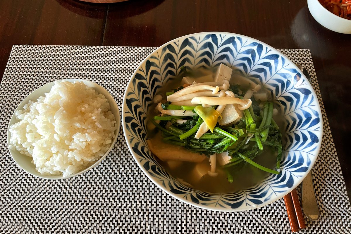 냉장고 청소: 쑥갓이랑 두부를 먹어야하는데 아이디어가 없어서 ChatGPT한테 영감을 얻어서 국 끓여먹음.
sharegpt.com/c/B8zqpu1