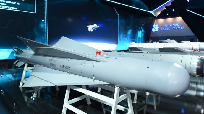 kmldial70's tweet photo. In terms of weapons , the #AlgerianAirForce main fighter must be weaponized with a pack of newly developed weapons like #K77 and #R37M very long range #AAM and #X69 #CruiseMissile and the new #russian gliding bombs ...etc
3/4 https://t.co/9SnwHiqOH2