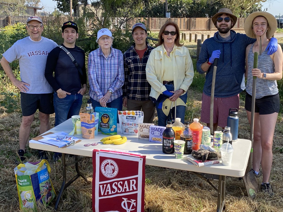 San Diego area alums and guests joined together for a community garden cleanup supporting #VassarServes and honoring Matthew Vassar’s legacy of service. ⁦<a href="/KevinTerryLee/">Kevin Terry Lee</a>⁩ ⁦<a href="/FrancesCornwal1/">Frances Cornwall</a>⁩ ⁦<a href="/brandon_stwrt/">Brandon</a>⁩