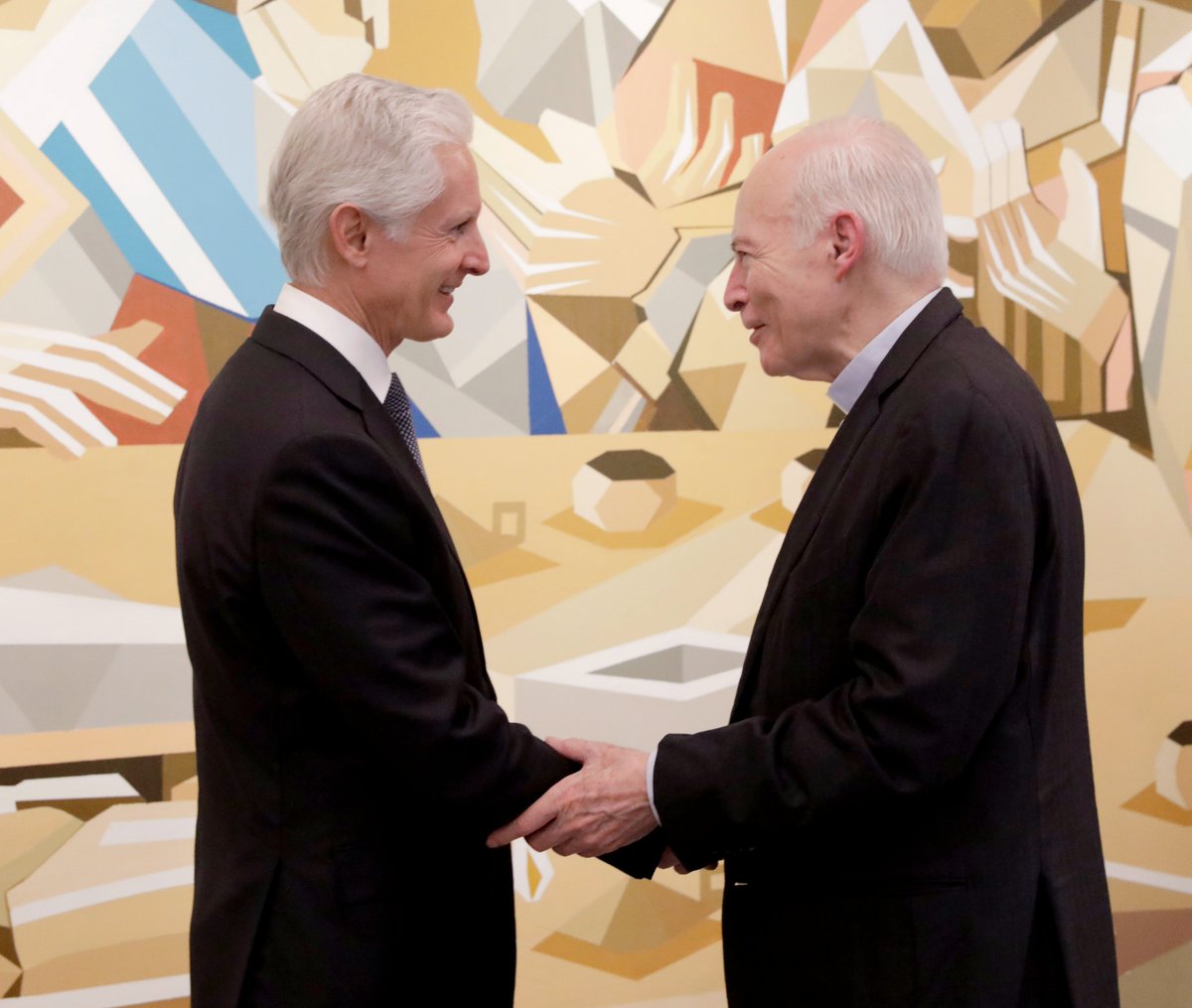 Felicito al Cardenal Carlos Aguiar <a href="/ArzobispoAguiar/">Carlos Aguiar Retes</a>, Arzobispo Primado de México, por sus 50 años de vida sacerdotal y su compromiso con la unión y los valores de las familias.