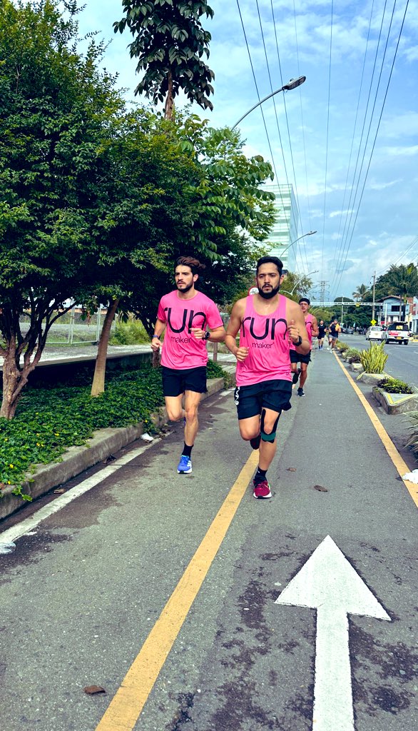 AlejoZuluaga_'s tweet photo. PRE RACE - CMT con el 🧠🧠🧠 @juanochoafutbol #Runmaker https://t.co/RDbwylkVlE