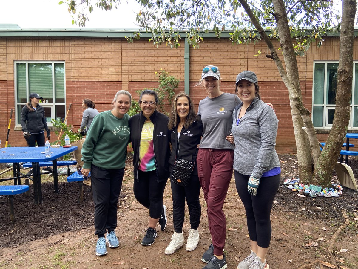SHEASLab's tweet photo. @FultonCoSchools SGC’s make a difference!! Summit Hill SGC members stay connected by helping with school beautification on #EarthDay2023 @lorriebearden @summithillpto https://t.co/i9XmnHIpaS