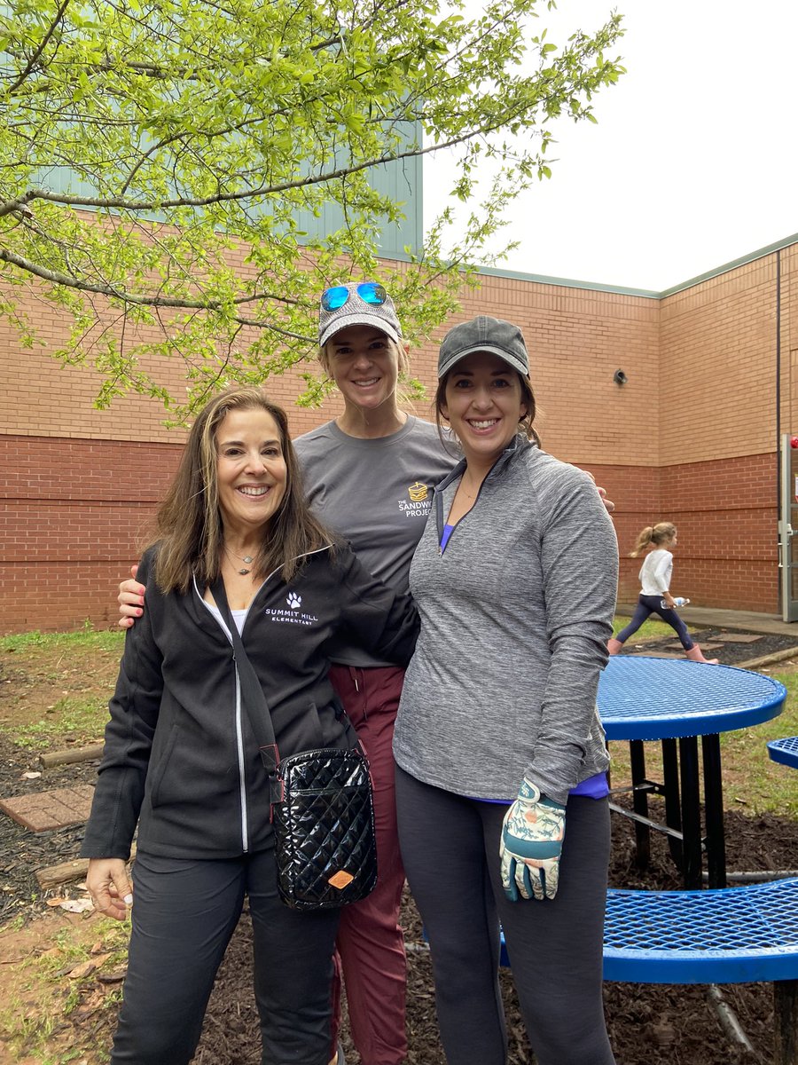 SHEASLab's tweet photo. @FultonCoSchools SGC’s make a difference!! Summit Hill SGC members stay connected by helping with school beautification on #EarthDay2023 @lorriebearden @summithillpto https://t.co/i9XmnHIpaS