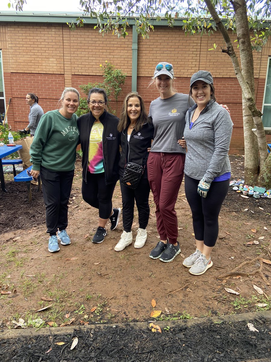 SHEASLab's tweet photo. @FultonCoSchools SGC’s make a difference!! Summit Hill SGC members stay connected by helping with school beautification on #EarthDay2023 @lorriebearden @summithillpto https://t.co/i9XmnHIpaS