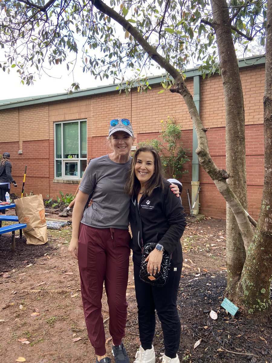 SHEASLab's tweet photo. @FultonCoSchools SGC’s make a difference!! Summit Hill SGC members stay connected by helping with school beautification on #EarthDay2023 @lorriebearden @summithillpto https://t.co/i9XmnHIpaS