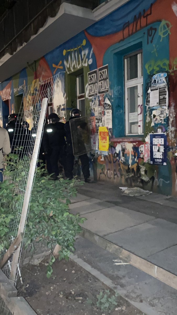 report_rio's tweet photo. #b2204 Polizei mit Schild Vorort https://t.co/q8V1jBwXT3