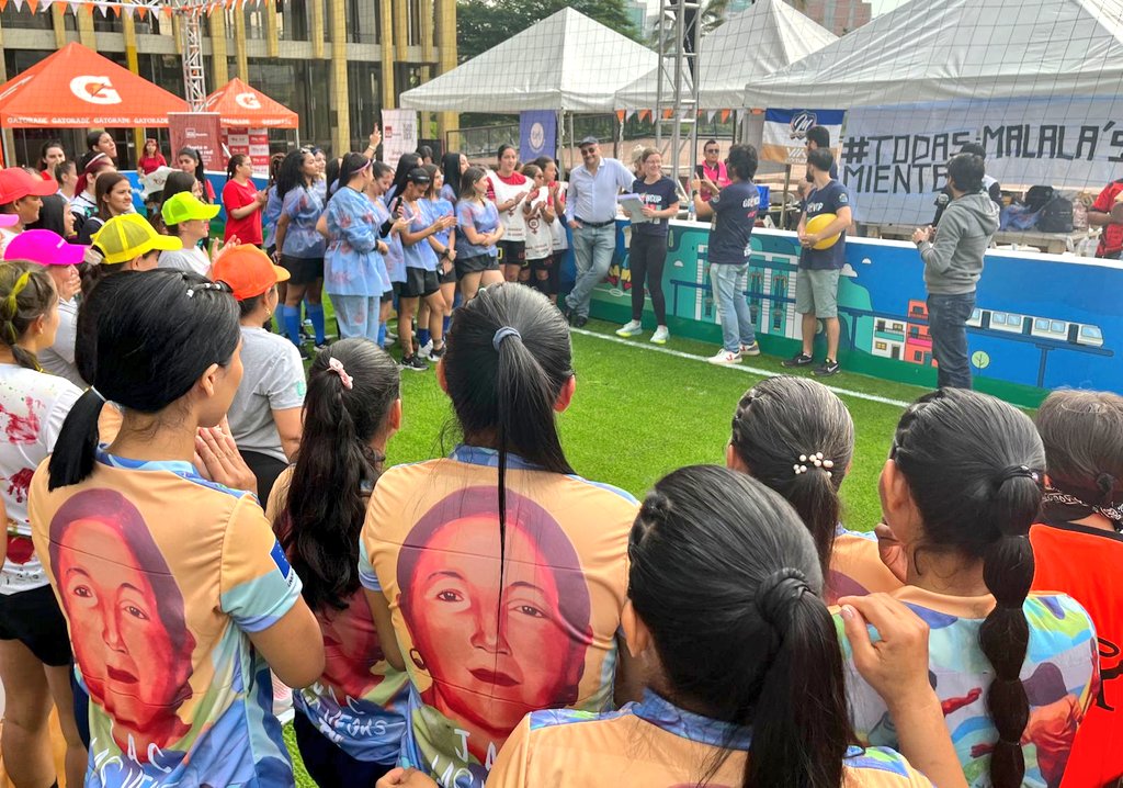 GBertrand_UE's tweet photo. Muy orgulloso de la grandeza en la cancha del equipo de @JACLasVegas, apoyadas por la increíble barra de la batucada de @mujertejedora. Las mujeres futbolistas del #Putumayo apostándolo todo por la paz, como ya lo hacen desde hace 14 años. ⚽️ 🇨🇴🕊️🇪🇺 #ggwcupjaclasvegascolombia https://t.co/Lt3YuCsqJf