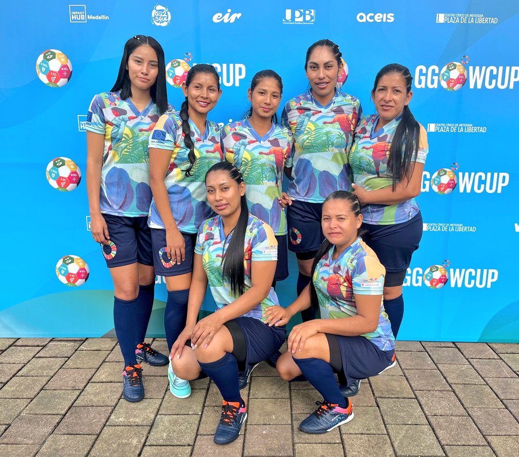 GBertrand_UE's tweet photo. Muy orgulloso de la grandeza en la cancha del equipo de @JACLasVegas, apoyadas por la increíble barra de la batucada de @mujertejedora. Las mujeres futbolistas del #Putumayo apostándolo todo por la paz, como ya lo hacen desde hace 14 años. ⚽️ 🇨🇴🕊️🇪🇺 #ggwcupjaclasvegascolombia https://t.co/Lt3YuCsqJf