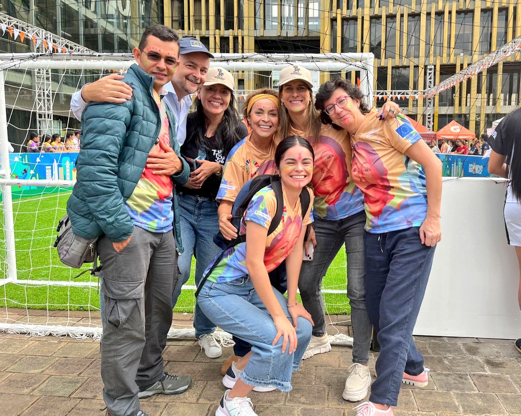 GBertrand_UE's tweet photo. Muy orgulloso de la grandeza en la cancha del equipo de @JACLasVegas, apoyadas por la increíble barra de la batucada de @mujertejedora. Las mujeres futbolistas del #Putumayo apostándolo todo por la paz, como ya lo hacen desde hace 14 años. ⚽️ 🇨🇴🕊️🇪🇺 #ggwcupjaclasvegascolombia https://t.co/Lt3YuCsqJf