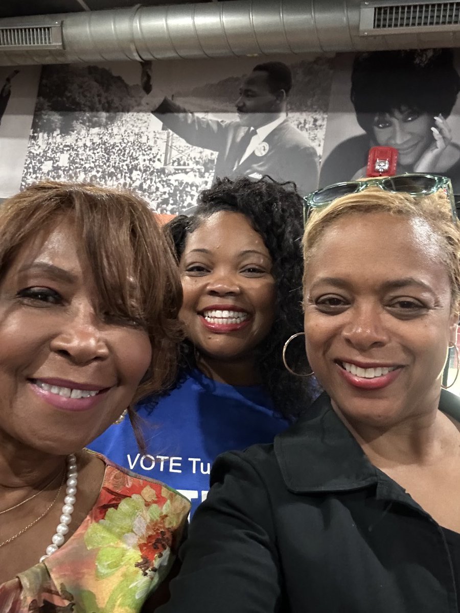 cindybassphilly's tweet photo. Supporting my colleague and friend ⁦@Kathy_Gilmore⁩ with ⁦@Blondell_RB⁩ at Lou and Choos today! Great fish fry fundraiser! So much fun while working! https://t.co/ppZsxVYzSa
