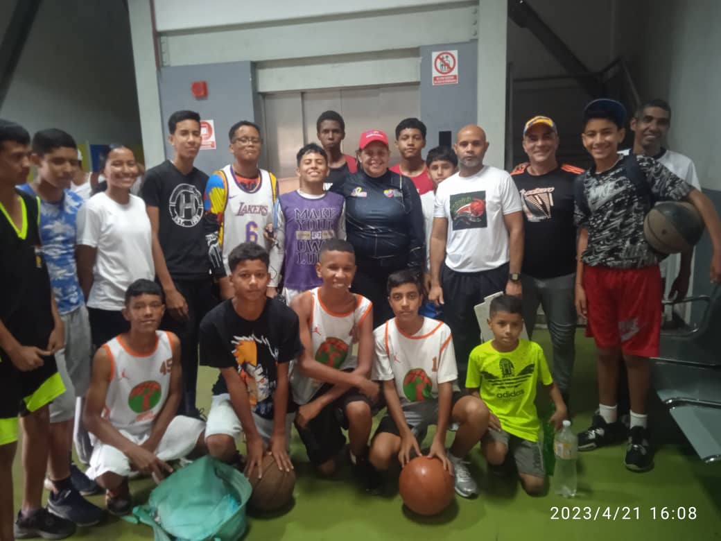 MovPVMiranda's tweet photo. #22Abr || Estamos Comprometidos con nuestra #Muchachada. Junto a la Base de Paz de Ocumare del Tuy en la jornada de atención social con la juventud de Oro 🪙
Se viene el Baloncesto de calle 🔥 con los mejores de mundo. https://t.co/bWqwuutAkL