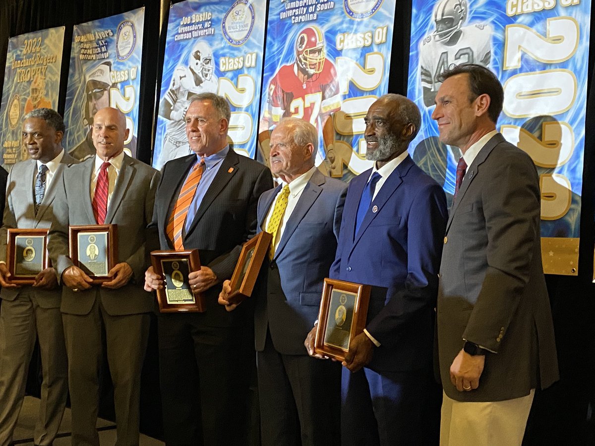 BradEdwards5's tweet photo. .@SCFootballHOF thank you for a terrific evening and honoring fellow @NFLAlumni @Vikings @SCState_Fb John Gilliam, @AZCardinals @ClemsonFB Joe Bostic, @Bengals @PaladinFootball Stanford Jennings, and @Wofford_FB Coach Mike Ayers, and @Vol_Football @jalinhyatt https://t.co/Lwc8X1JhxO