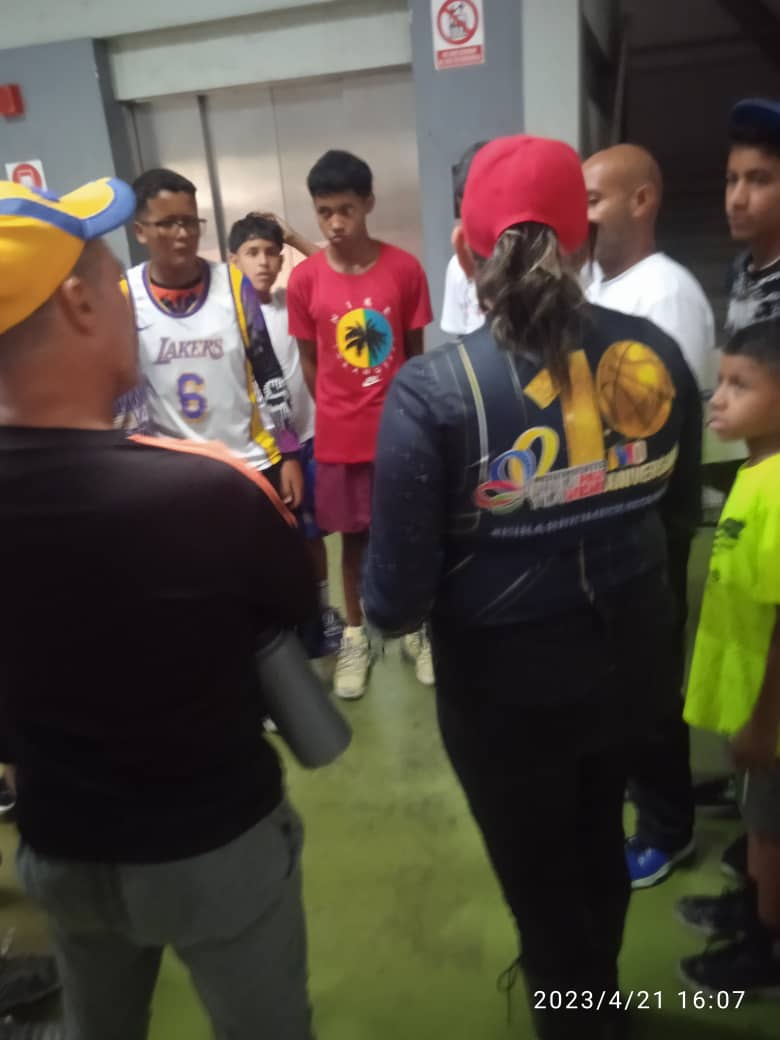 MovPVMiranda's tweet photo. #22Abr || Estamos Comprometidos con nuestra #Muchachada. Junto a la Base de Paz de Ocumare del Tuy en la jornada de atención social con la juventud de Oro 🪙
Se viene el Baloncesto de calle 🔥 con los mejores de mundo. https://t.co/bWqwuutAkL