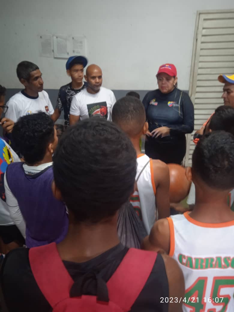 MovPVMiranda's tweet photo. #22Abr || Estamos Comprometidos con nuestra #Muchachada. Junto a la Base de Paz de Ocumare del Tuy en la jornada de atención social con la juventud de Oro 🪙
Se viene el Baloncesto de calle 🔥 con los mejores de mundo. https://t.co/bWqwuutAkL