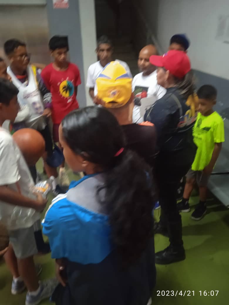 MovPVMiranda's tweet photo. #22Abr || Estamos Comprometidos con nuestra #Muchachada. Junto a la Base de Paz de Ocumare del Tuy en la jornada de atención social con la juventud de Oro 🪙
Se viene el Baloncesto de calle 🔥 con los mejores de mundo. https://t.co/bWqwuutAkL