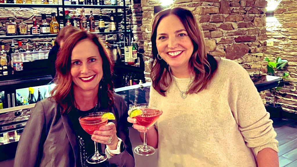 AmyOxentenkoMD's tweet photo. Full 3 days of @acgme IM #ReviewCommittee work!
So honored to serve as Vice Chair and be the #WingWoman to the super ⭐️ Chair, @CherylOMalley!
Amazing to have reunion event w/those who rotated off during pandemic! 🥰
(and yes, we got a TON of work done)! 😂
#Proud2BACGME https://t.co/VT1GDJzvl7