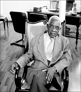 UNESCO : LE VOLCAN DE LA LIBERTE 
Aimé Césaire proclamait que sa poésie était péléenne.  Il se définissait volontiers comme « le frère de ce volcan qui certain sans mot dire rumine un je ne sais quoi de sûr ». 
#unesco #martinique