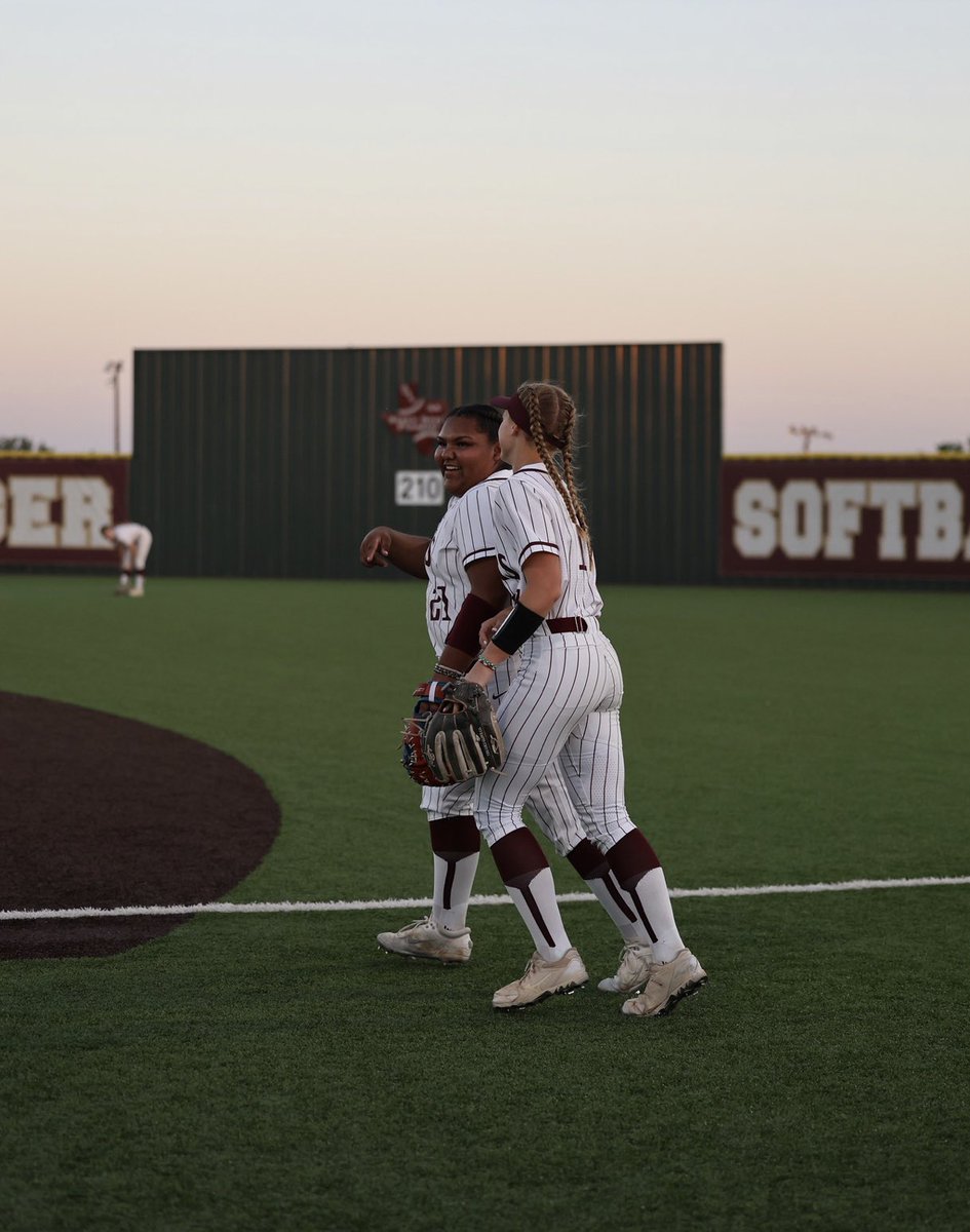 JaiLynnFlores15's tweet photo. Took the dub last night! Went 1/3 with a 2 run bomb. Senior night was a success. We play Monday 7:00pm  in Wimberley. This game will be for 1st in district since we are tied with Johnson HS. #codistrictchamps #soontobedistrictchamps #noregets @DSHSsball @adairphoto16 @CrystalJF_ https://t.co/tRaQc9HQos