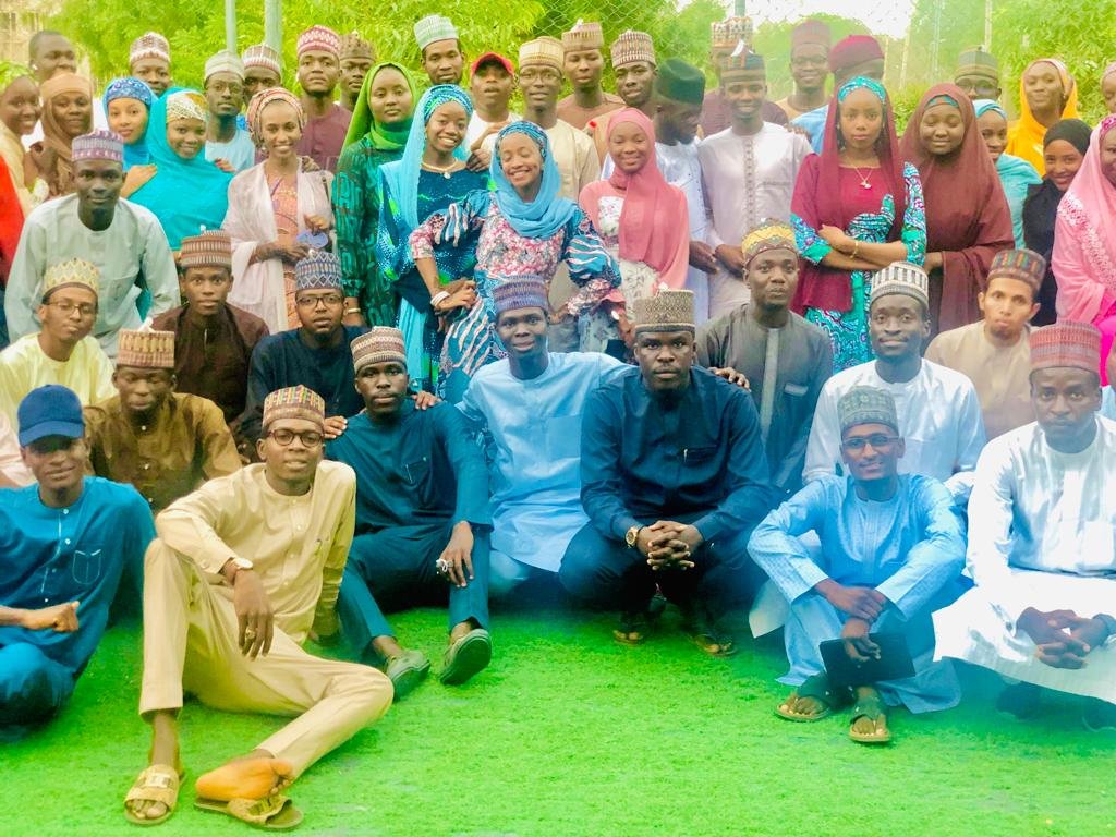 I_A_Degri's tweet photo. Y'all meet my colleagues, you Medical Doctors by next year In Sha Allah.
A sect from the #MegaClass. https://t.co/kmLOKJSIaI