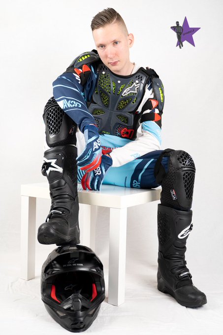 1 pic. Who wants to take the helmet’s place???

?by @kealianwolf https://t.co/wXimbfxtiD