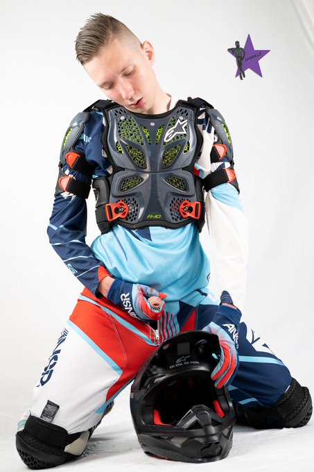 2 pic. Who wants to take the helmet’s place???

?by @kealianwolf https://t.co/wXimbfxtiD