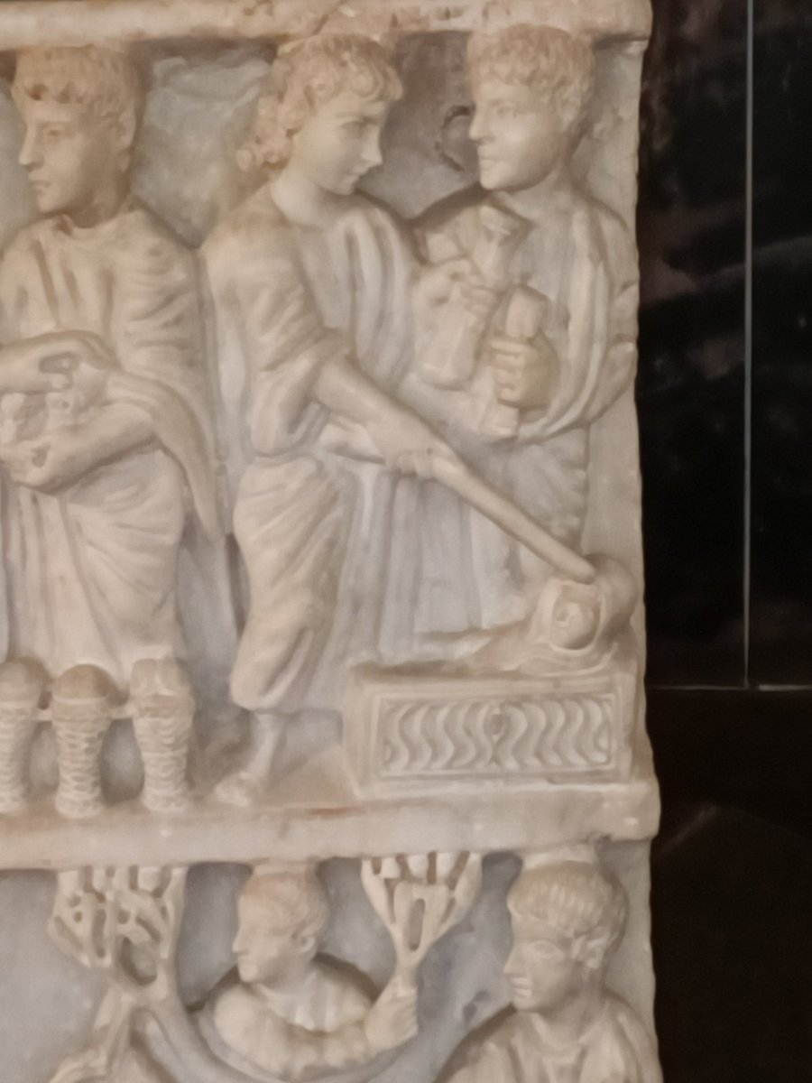 myrtianaelx's tweet photo. Sarcófago de #Adelfia
Siglo V d. C.
#Milagros de #Jesús: bodas de #Canaa, la #hemorroisa, resucitación de Lázaro y curación de un ciego.
Según el retrato ¿en cuál os parece más joven Jesús? https://t.co/3lljv2fmv4