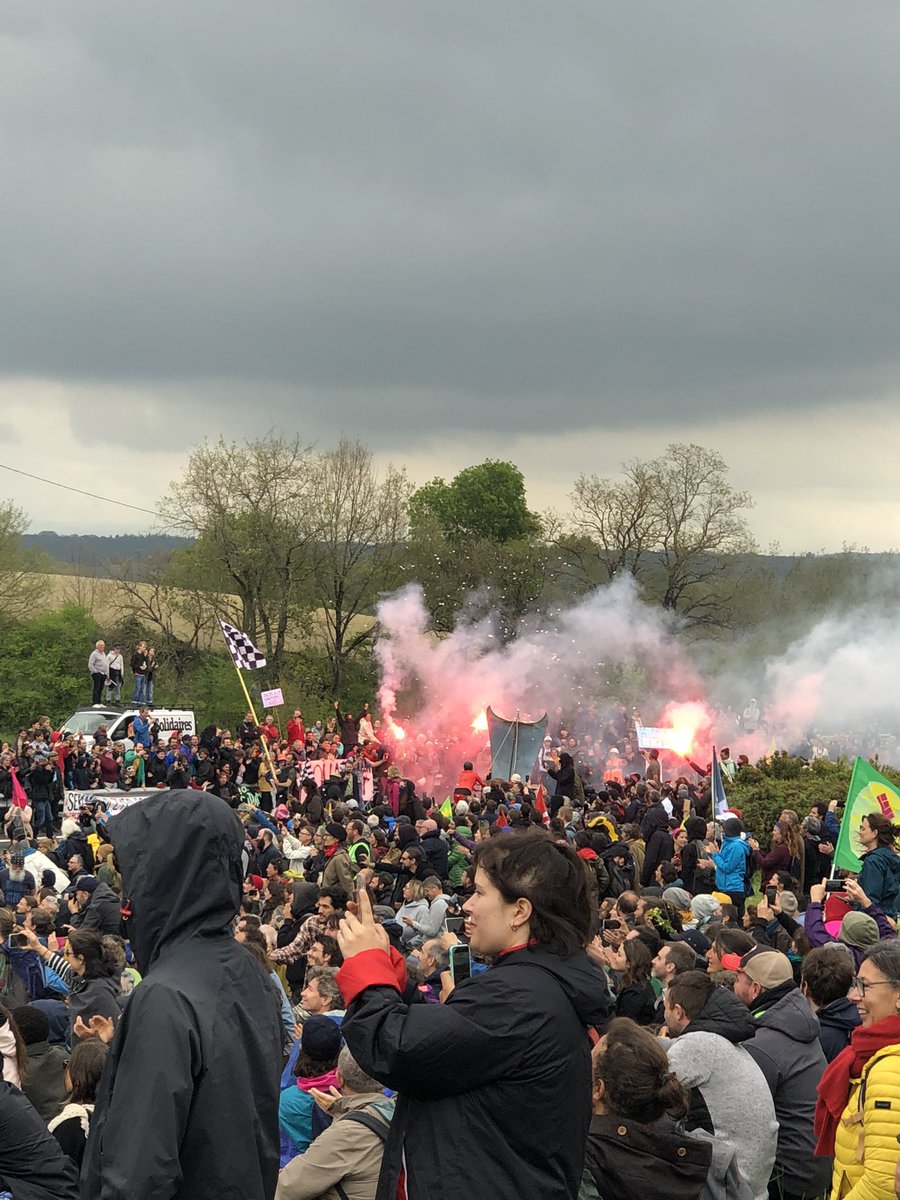 SajhauHugo's tweet photo. No macadam ! #A69
7000 « écoterroristes » rassemblés ! Des enfants, des retraités, des accordéonistes, des paysans…
Au-delà des stigmatisations, l’écologie heureuse s’est massivement exprimée contre l’hérésie d’un projet des années 80.
#lvel #sortiederoute https://t.co/63qR7l0lS0