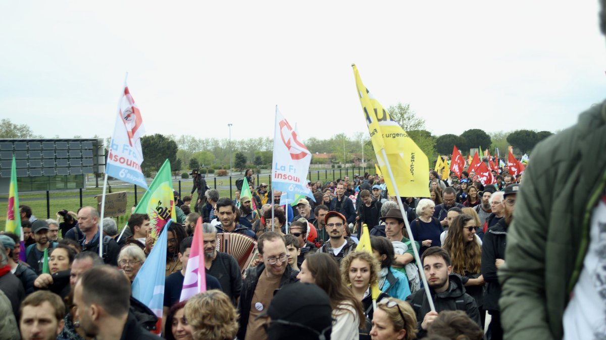SajhauHugo's tweet photo. No macadam ! #A69
7000 « écoterroristes » rassemblés ! Des enfants, des retraités, des accordéonistes, des paysans…
Au-delà des stigmatisations, l’écologie heureuse s’est massivement exprimée contre l’hérésie d’un projet des années 80.
#lvel #sortiederoute https://t.co/63qR7l0lS0