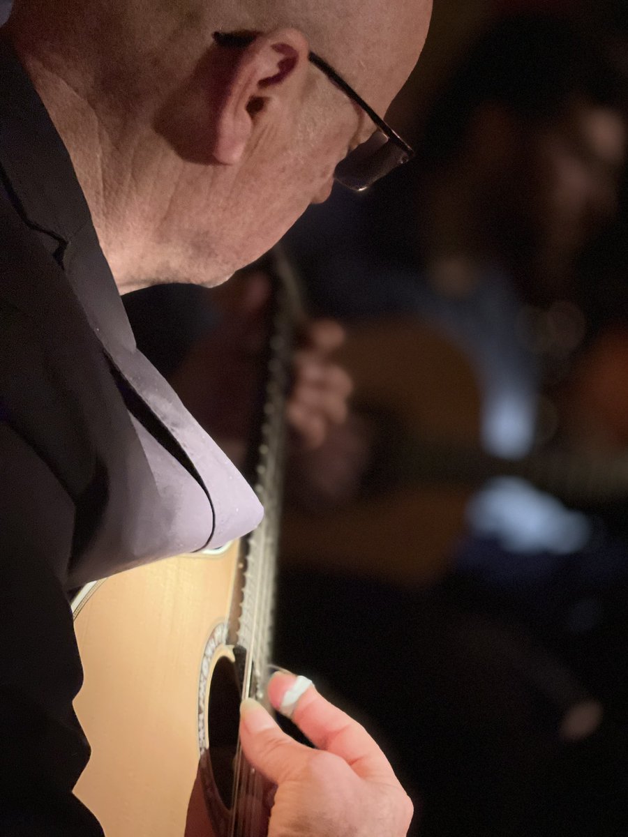 sanchezagustino's tweet photo. A gozar coa cultura irmá! Noite de Fado en Oporto. https://t.co/2YSoyQ5obN
