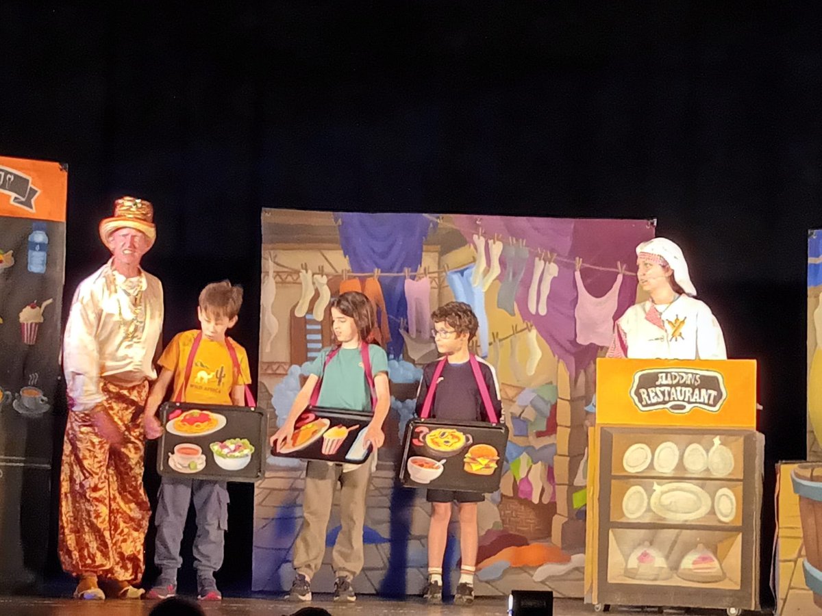 Escola_Jujol's tweet image. Children from 3rd and 4th grade had a fun time in English with Aladdin at @ipaproductions_. We really enjoyed it!👏🤩