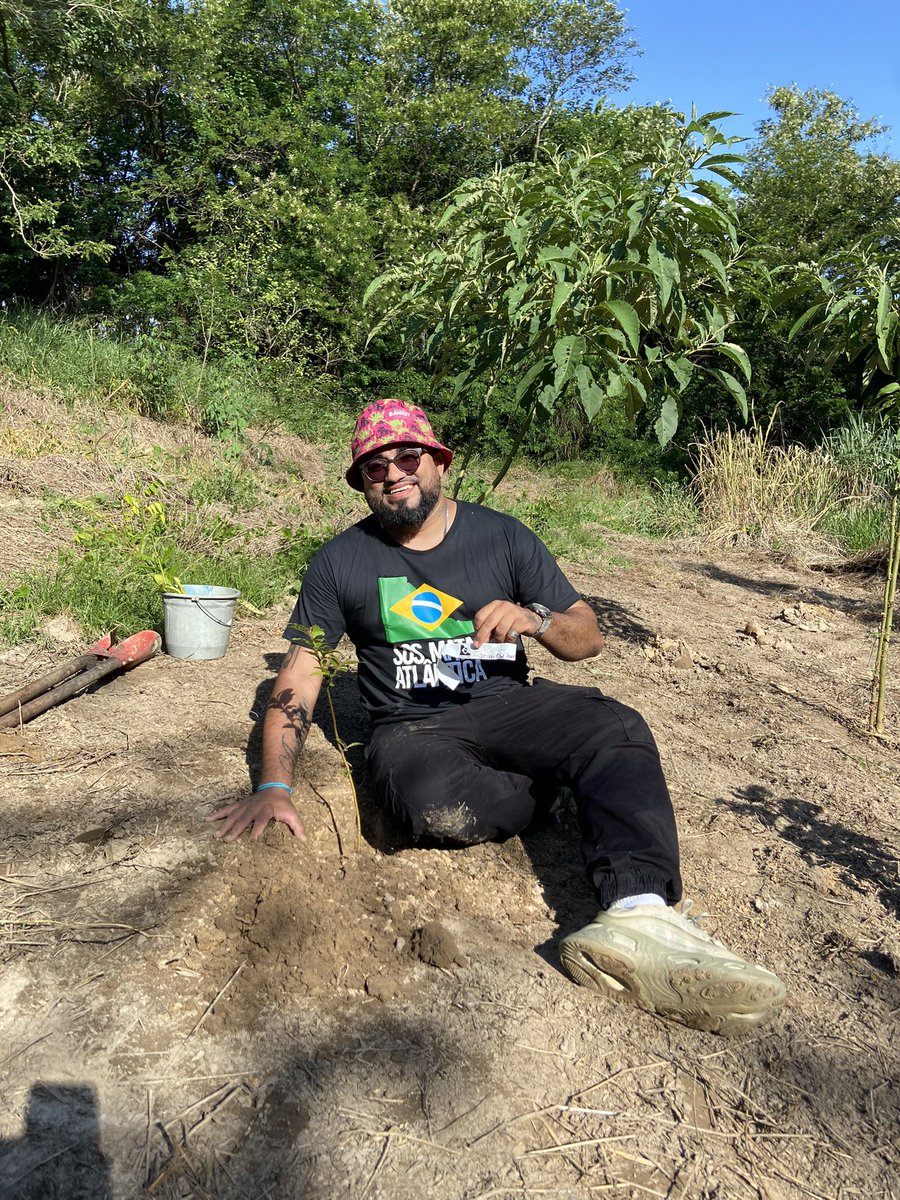 raullsantiago's tweet photo. HOJE É O DIA MUNDIAL DA TERRA. 
E eu te agradeço, MÃE TERRA, por todas as bençãos. E peço desculpas pelo horror a ti gerado, diante do caos climático e ambiental. Sigo na luta por mais consciência ambiental em defesa de ti! 🙏🏽🌳

#DiaDaTerra 
@favelaeods https://t.co/JVRP6dg0jd