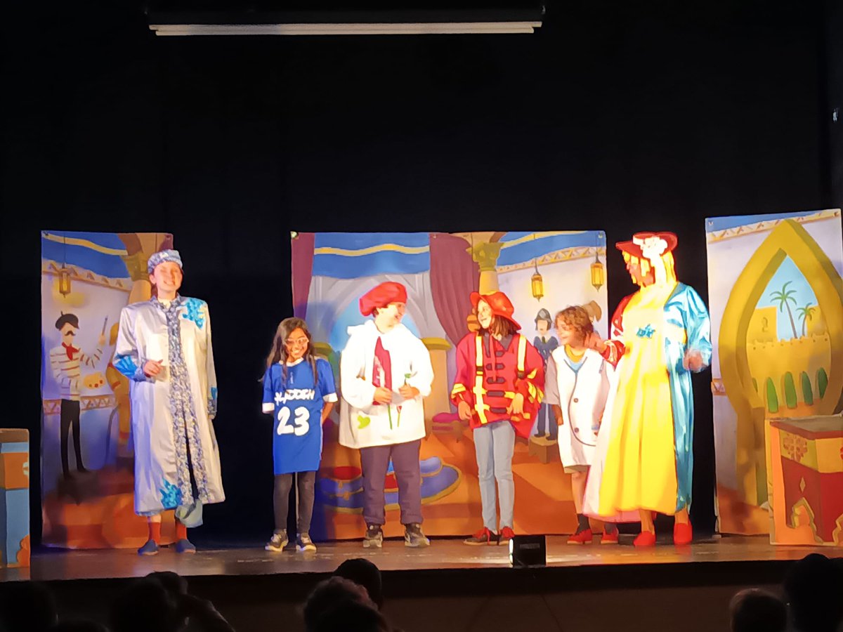 Escola_Jujol's tweet image. Children from 3rd and 4th grade had a fun time in English with Aladdin at @ipaproductions_. We really enjoyed it!👏🤩
