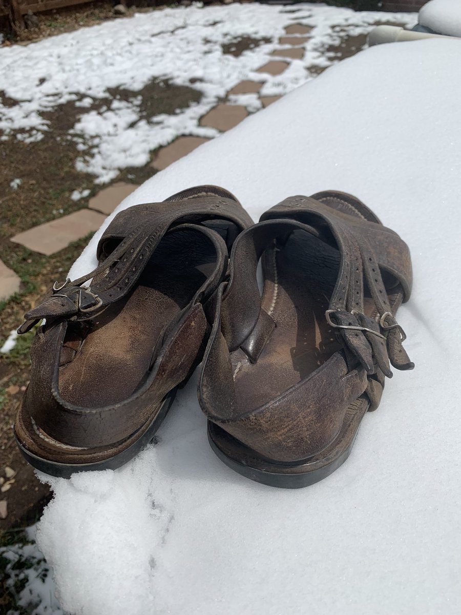 ❄️En este abril nevado de #Colorado ya llegaron mis #huaraches hechos en #Yalalag #Oaxaca #SierraJuarez con ellos recorrí los pueblos de mi querido #IstmoTehuantepec y durante mi mandato como #Congresista.
Me dijeron que eran de llanta de avión ✈️ pero NO del #AvionPresidencial