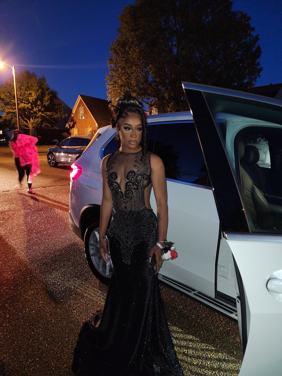 SouthwindTF's tweet photo. Southwind prom 2023 senior hurdler  Voniyah plez #trackgirlsatprom @CoachStewart9 https://t.co/xNTruE0HVF