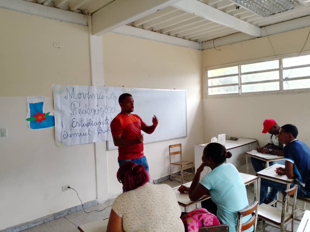 SomosUnem's tweet photo. #FormandoEducadores 📢|| Continuamos con el lanzamiento Movimiento Pedagógico Nacional Robinsoniano, desde el municipio Andrés Bello la #UTGUMiranda dice presente en este acto educativo.
#MovimientoRobinsonianoUNEM
#FiestaDeportivaDelALBA
@NicolasMaduro
@_LaAvanzadora https://t.co/hKQ1mxGnQY