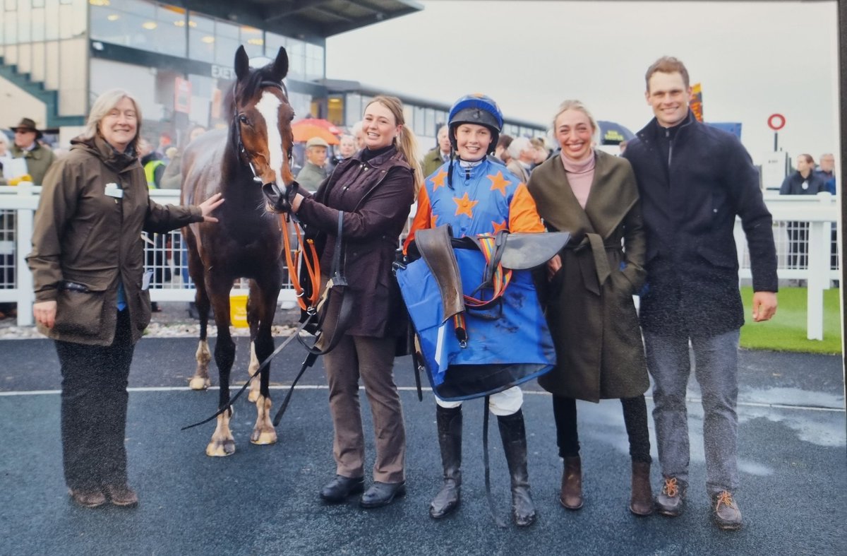 🏆🥇🥳 Amazing day yesterday:-
King's Quay WINS the Exeter intermediate final on his Hunterchase debut for Owner Laura Claydon and jockey Molly Landau! 🍾🥂🥇🏆🥳🎉

#BraysdownStables 
#WINNER 🥳🥇🏆🥂🎉🍾💪